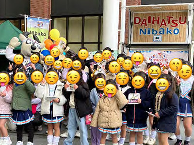 〇×クイズ正解者との記念撮影